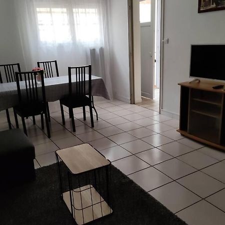 Appt En Bas De Villa, Petit Exterieur, 1 Place De Parking Cuers Exterior foto