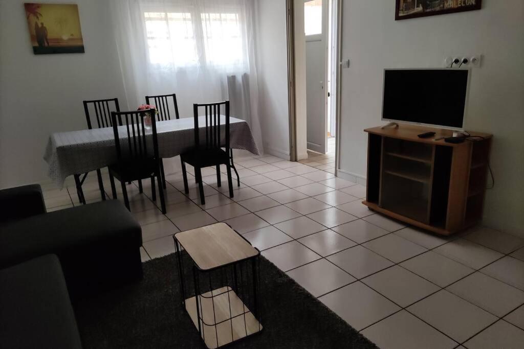 Appt En Bas De Villa, Petit Exterieur, 1 Place De Parking Cuers Exterior foto